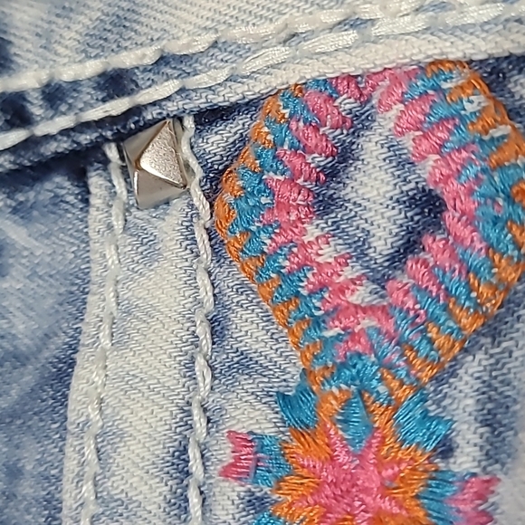 BUCKLE DAYTRIP CAPRICORN STUD EMBROIDERED ACID WASH RAW DENIM JEAN SHORTS - Picture 7 of 15